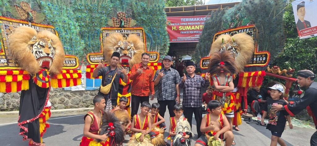 Sumanto meresmikan pengaspalan jalan Dusun Beyan, Desa Dawung, Kecamatan Matesih, Kabupaten Karanganyar, belum lama ini. (Foto : Dok DPRD Jateng)