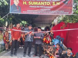 Peresmian pengaspalan jalan Dusun Beyan, Desa Dawung, Kecamatan Matesih, Kabupaten Karanganyar, belum lama ini. (Foto : Dok DPRD Jateng)