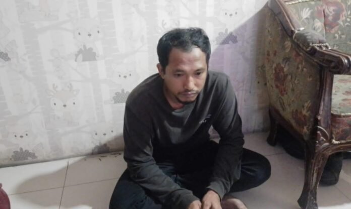 pelaku kasus kejahatan terhadap anak di bawah umur saat diamankan oleh pihak kepolisian untuk menjalani pemeriksaan lebih lanjut. (Foto:Sam)