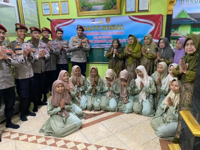 Polres Demak foto bersama anak-anak Panti Asuhan Darul Hadlonah usai kegiatan bakti sosial dan doa bersama dalam rangka HUT ke-78 Reserse Polri, Sabtu (6/12/2025). (Foto:Sam)