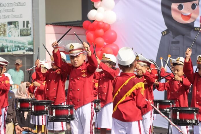 TK Kemala Bhayangkari Demak saat tampil memukau dalam kegiatan sosialisasi penerimaan siswa baru di Alun-alun Demak, sekaligus menunjukkan prestasi dan bakat sejak usia dini. (Foto:Sam)