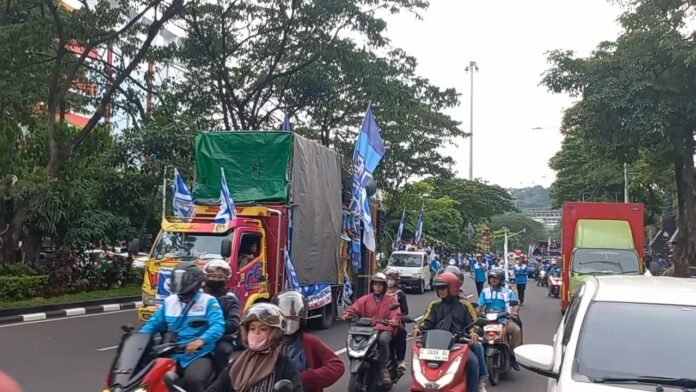 Demo buruh di kantor Gubernur Jawa Tengah (Jateng), Senin (8/12/2025). (Foto:Kamal)
