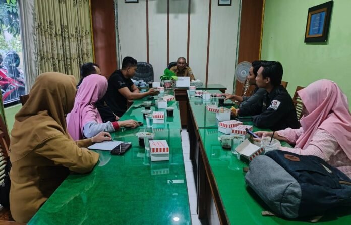 Rapat koordinasi Dinas Lingkungan Hidup Kabupaten Demak bersama komunitas pegiat lingkungan membahas persiapan aksi pengelolaan lingkungan berkelanjutan di Desa Sumberejo, Kecamatan Bonang di Aula DLH Demak, Senin (8/12/2025). (Foto:Sam)