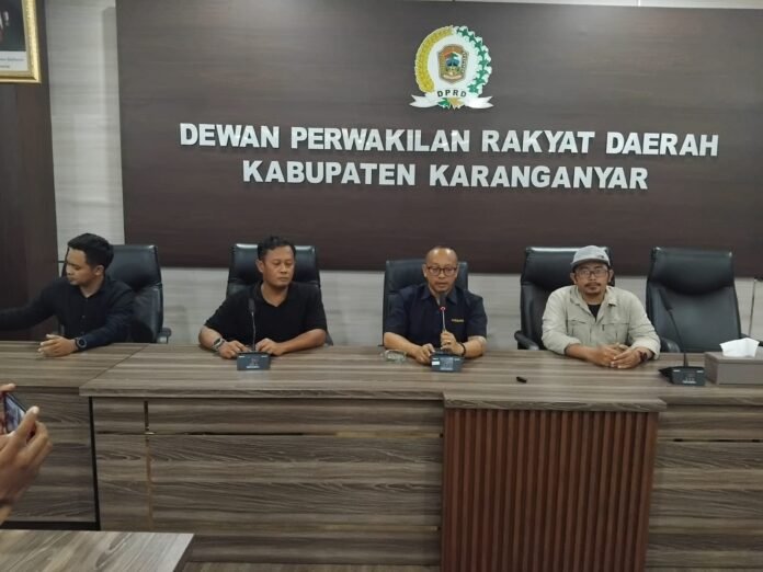 Panitia penyelenggara Siksorogo, saat memberikan keterangan kepada wartawan. (Foto : Iwan)