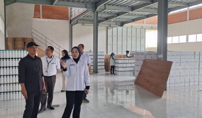 Ketua DPRD Jateng Sumanto saat berkunjung ke produsen pupuk hayati cair dan pestisida organik, PT Indoraya Mitra Persada 168 di Kabupaten Sleman, DIY, belum lama ini. (Foto : Dok DPRD Jateng)