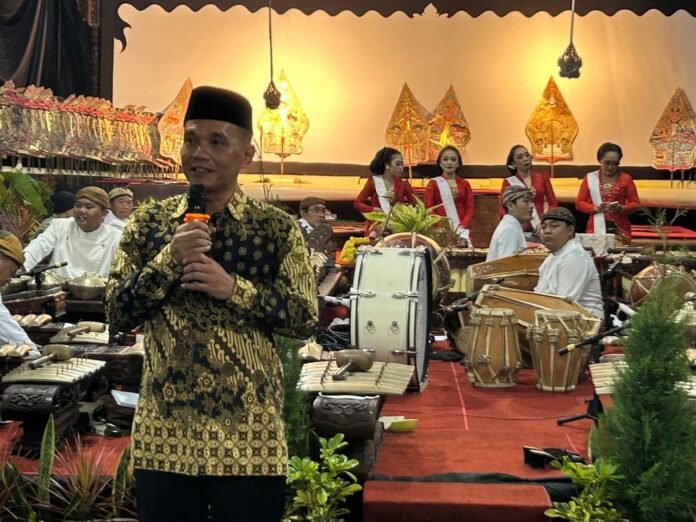 Ketua DPRD Jateng Sumanto saat menghadiri pentas wayang kulit belum lama ini. (Foto : Dok DPRD Jateng)
