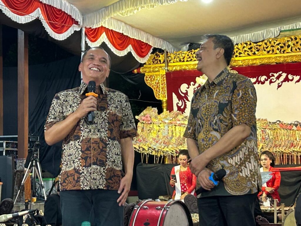 Ketua DPRD Jateng Sumanto saat menghadiri pentas wayang kulit belum lama ini. (Foto : Dok DPRD Jateng)