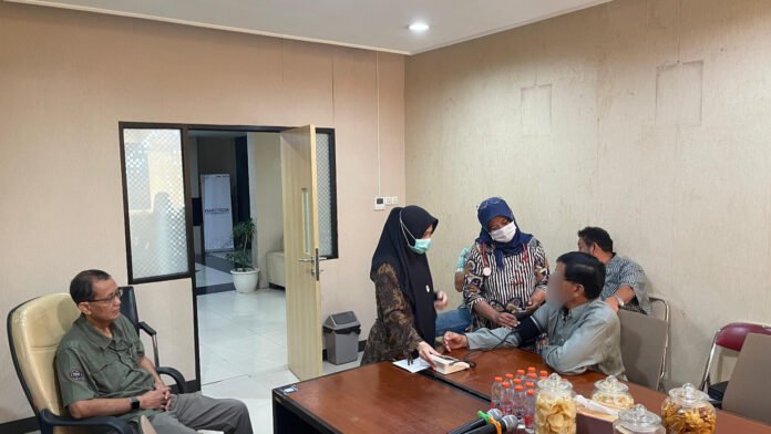 Penyidik Direktorat Jenderal (Ditjen) Pajak pada Direktorat Penegakan Hukum dan Kantor Wilayah (Kanwil) DJP Jawa Tengah I telah menyerahkan 3 orang tersangka RH, KH, dan MM atas tindak pidana di bidang perpajakan ke Kejaksaan Negeri Semarang. (Foto : Dok DJP)