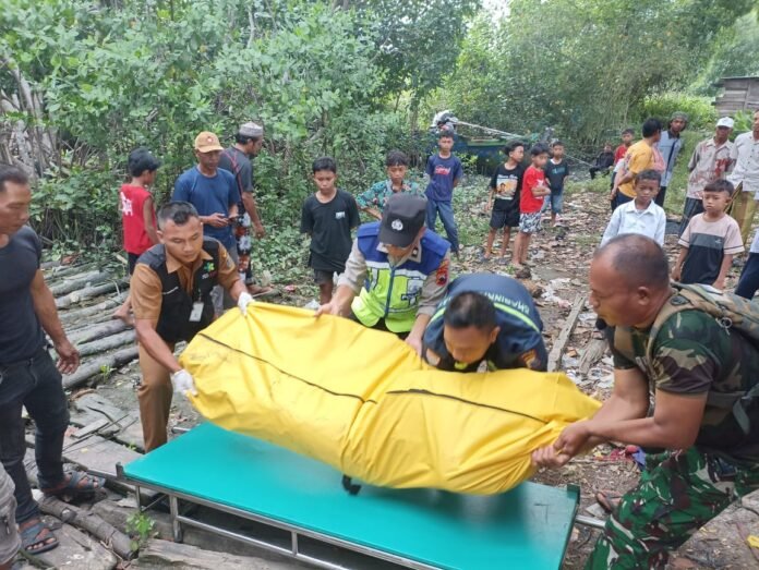 Evakuasi pria yang ditemukan tewas mengambang di Sungai Jajar Kanal, Desa Serangan, Kecamatan Bonang, Kabupaten Demak. (Foto:Sam)