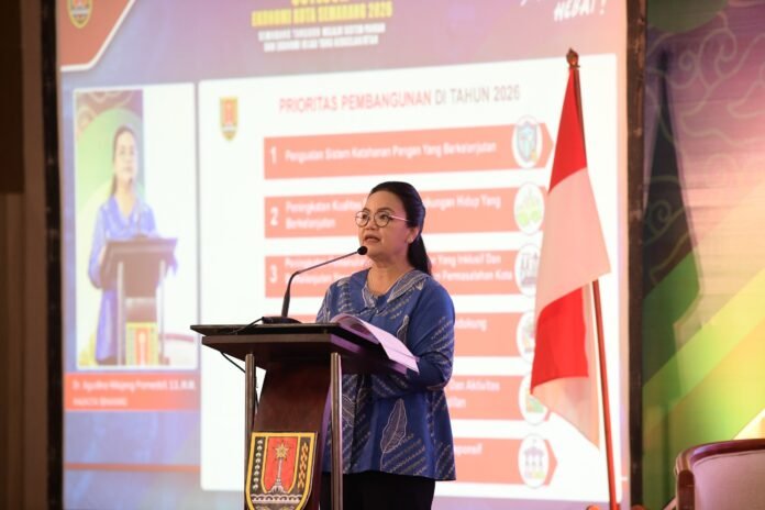 Wali Kota Semarang, Agustina Wilujeng membuka acara Outlook Ekonomi 2026 di Hotel Khas Semarang, Selasa (9/12/2025). (Foto : Dok Pemkot Semarang)