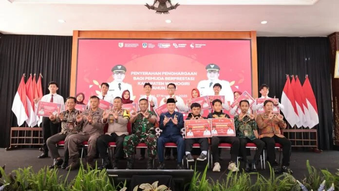 Pemerintah Kabupaten Wonogiri menggandeng Bank Jateng sebagai mitra penyalur resmi program Beasiswa Penghargaan Mahasiswa Berprestasi (Mapres) yang berlangsung di Pendopo Rumah Dinas Bupati Wonogiri pada Kamis (27/11/2025). (Foto : Dok Bank Jateng)