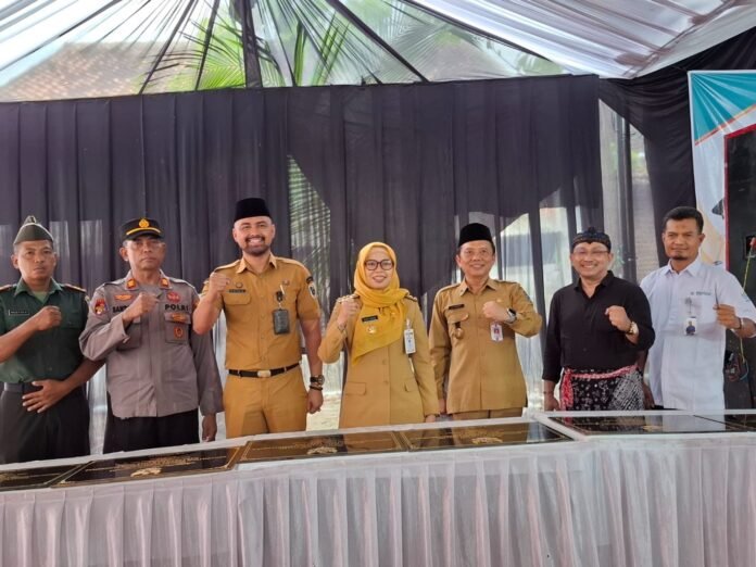 Bupati Demak bersama jajaran Forkopimda dan pimpinan perangkat daerah berpose usai peresmian gedung baru Puskesmas Kebonagung, sebagai komitmen peningkatan layanan kesehatan masyarakat. (Foto:Sam)