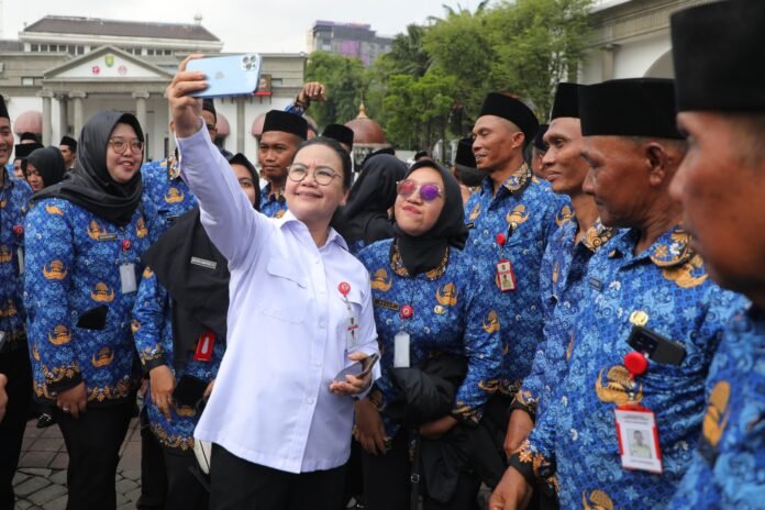 Wali Kota Semarang Agustina berfoto bersama usai melantik 2.354 Pegawai Pemerintah dengan Perjanjian Kerja (PPPK) Paruh Waktu dalam Apel di Halaman Balai Kota, Rabu (10/12/2025). (Foto : Dok Pemkot Semarang)