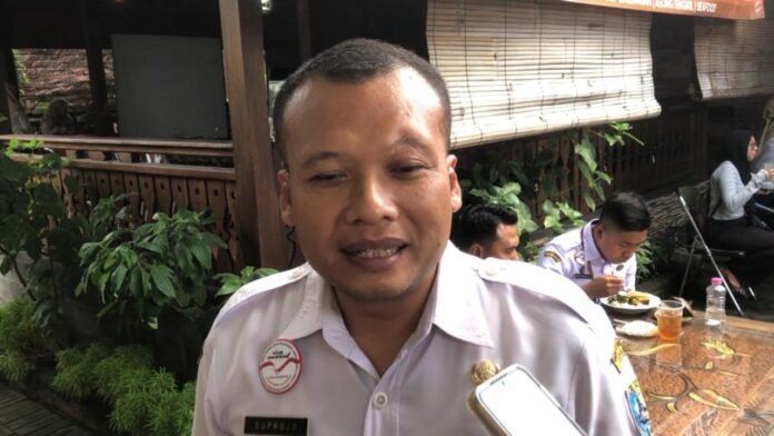 Pejabat DPMPTSP Kabupaten Demak memberikan keterangan terkait capaian investasi daerah yang berhasil menempati peringkat tertinggi di Jawa Tengah. (Foto: Sam)