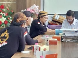 Paguyuban PathokJogo Joyo Kusumo berfoto bersama Sekda Demak usai audiensi terkait pengelolaan Makam Sunan Kalijaga di ruang kerja Sekda, Rabu (10/12/2025). (Foto: Sam)