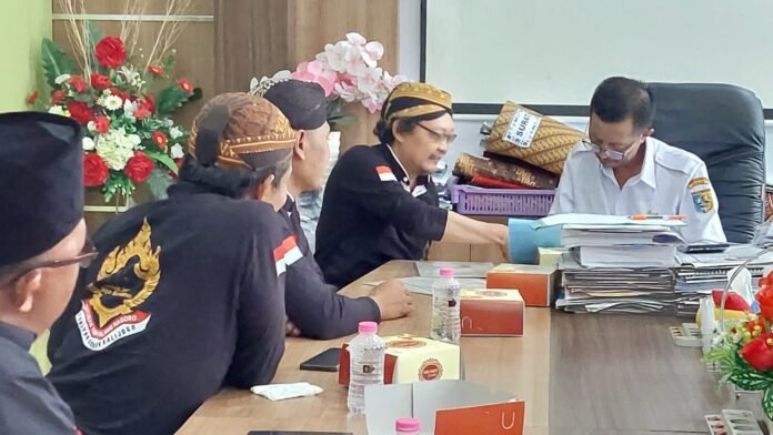 Paguyuban PathokJogo Joyo Kusumo berfoto bersama Sekda Demak usai audiensi terkait pengelolaan Makam Sunan Kalijaga di ruang kerja Sekda, Rabu (10/12/2025). (Foto: Sam)