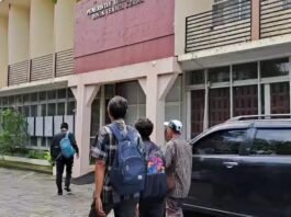 Suasana para pekerja saat mendatangi Kantor Dinas Tenaga Kerja Kota Semarang, Rabu (10/12/2025). (Foto:ist)
