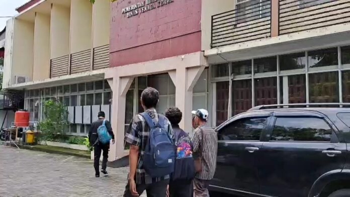 Suasana para pekerja saat mendatangi Kantor Dinas Tenaga Kerja Kota Semarang, Rabu (10/12/2025). (Foto:ist)