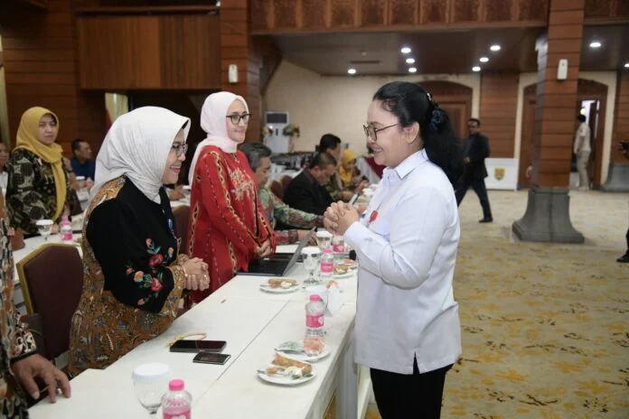 Wali Kota Semarang, Agustina Wilujeng memaparkan sejumlah program pendidikan, literasi, dan penguatan pemuda dalam kunjungan kerja (Kunker) reses Komisi X DPR RI di Balai Kota Semarang, Rabu (10/12/2025). (Foto : Dok Pemkot Semarang)
