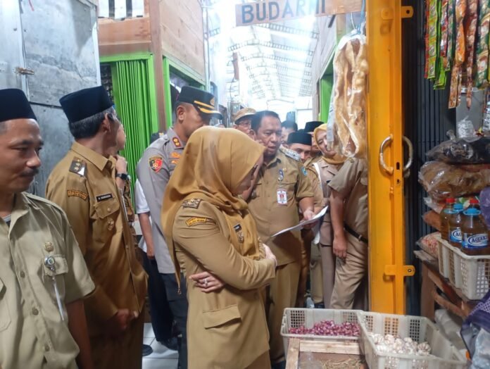 Bupati Demak tinjau langsung operasi pasar dan stabilitas harga pangan di Pasar Brambang. (Foto:Sam)