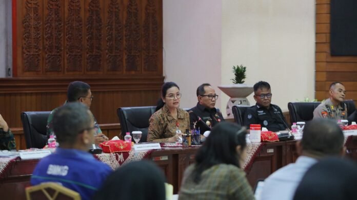 Wali Kota Semarang, Agustina Wilujeng saat menghadiri Rapat Koordinasi Forkopimda pada Kamis (11/12) dalam rangka persiapan pengamanan, pelayanan publik, dan stabilisasi kebutuhan dasar menyambut Natal 2025 dan Tahun Baru 2026. (Foto : Dok Pemkot Semarang)