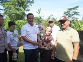 Bupati Jepara Witiarso Utomo memperingati Hari Cinta Puspa dan Satwa Nasional (HCPSN) 2025 di Lapangan Oro-oro Bucu, Kecamatan Kembang, Jumat (12/12/2025). (Foto : Nizar)