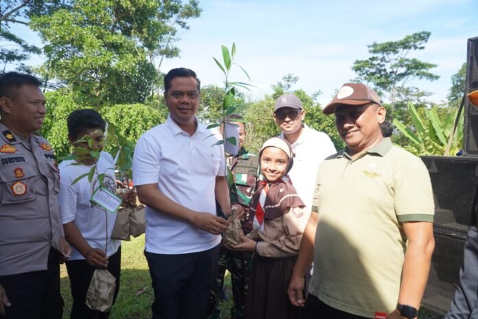 Bupati Jepara Witiarso Utomo memperingati Hari Cinta Puspa dan Satwa Nasional (HCPSN) 2025 di Lapangan Oro-oro Bucu, Kecamatan Kembang, Jumat (12/12/2025). (Foto : Nizar)