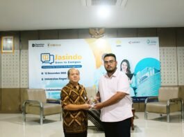 Dari kiri - Dorojatun Prihandono,S.E.,M.M.,Ph.D Wakil Dekan Bid. Bisnis, Riset, dan Kerjasama Universitas Negeri Semarang didampingi Brellian Gema Widayana - Group Head Corporate Secretary PT Asuransi Jasindo. (Foto : Dok Jasindo)