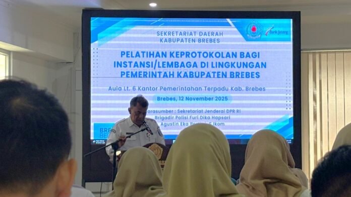 Peningkatan kapasitas dan profesionalisme aparatur melalui kemitraan Bank Jateng dalam penyelenggaraan Pelatihan Keprotokolan bagi instansi dan lembaga di lingkungan Pemkab Brebes, yang berlangsung di Aula Lantai 6 Kantor Pemerintahan Terpadu Brebes pada hari Rabu (12/11/2025). (Foto : Dok Bank Jateng)