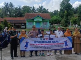 Caption foto: Bank Jateng KCP Prembun Kebumen mendukung prestasi generasi muda dengan memberikan apresiasi kepada dua siswa SD Sembirkadipaten, Prembun, yang telah menorehkan prestasi membanggakan di tingkat Kabupaten Kebumen di SD Sembirkadipaten pada Selasa, (09/12/2025), dalam rangkaian kegiatan "Police Goes to School" yang juga dihadiri oleh unsur Forkopimcam Prembun. (Foto : Dok Bank Jateng)