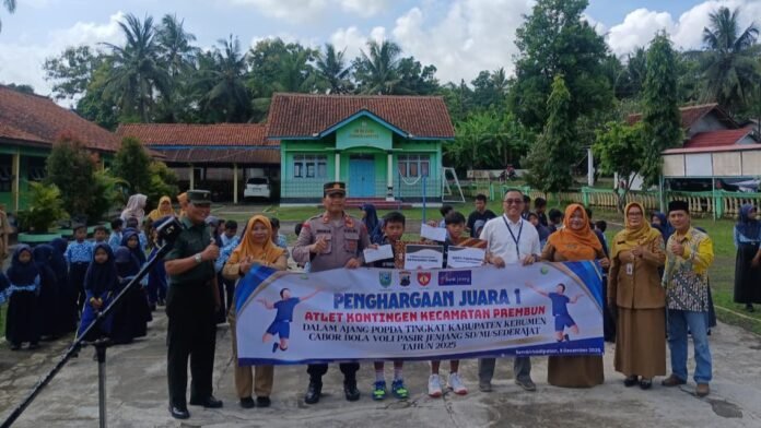 Caption foto: Bank Jateng KCP Prembun Kebumen mendukung prestasi generasi muda dengan memberikan apresiasi kepada dua siswa SD Sembirkadipaten, Prembun, yang telah menorehkan prestasi membanggakan di tingkat Kabupaten Kebumen di SD Sembirkadipaten pada Selasa, (09/12/2025), dalam rangkaian kegiatan 
