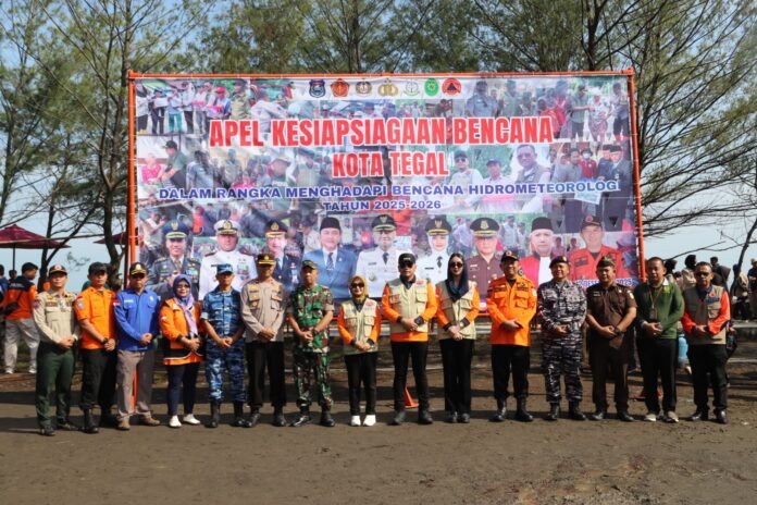 Badan Penanggulangan Bencana Daerah (BPBD) Kota Tegal menggelar Apel Kesiapsiagaan Bencana Kota Tegal di Pantai Alam Indah Kota Tegal, Jum'at (12/12/2025). (Foto : Dokumen)