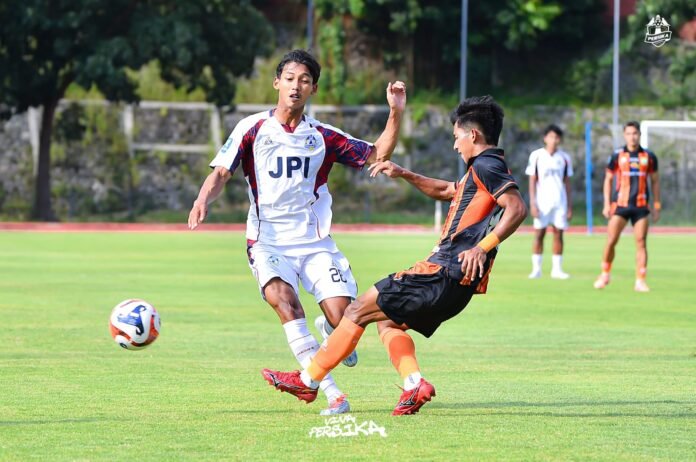 Pemain Persika (putih) berusaha melewati pemain Persibo Bojonegoro dalam laga lanjutan Liga 3 Nusantara yang berlangsung di Stadion UNS, Jumat (12/12/2025). (Foto : Dokumen Persika)