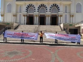 Membentangkan spanduk, Formaska mendesak bupati mengembalikan nama Masjid Agung. (Foto : Iwan)