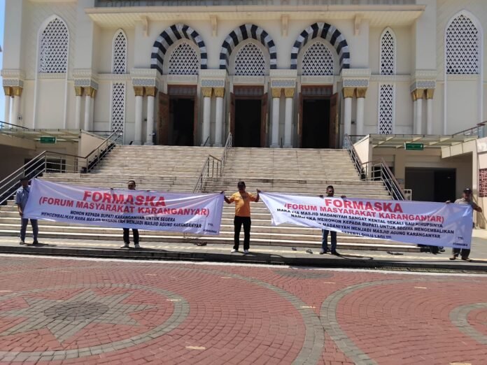 Membentangkan spanduk, Formaska mendesak bupati mengembalikan nama Masjid Agung. (Foto : Iwan)