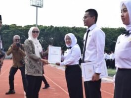 Para pejabat dan peserta PPPK Paruh Waktu serta CPNS 2025 berfoto bersama usai penyerahan SK dan penutupan Latsar di Stadion Sultan Fatah Sport Center, Demak, Jumat (12/12/2025). (Foto:Sam)