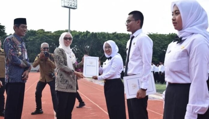 Para pejabat dan peserta PPPK Paruh Waktu serta CPNS 2025 berfoto bersama usai penyerahan SK dan penutupan Latsar di Stadion Sultan Fatah Sport Center, Demak, Jumat (12/12/2025). (Foto:Sam)
