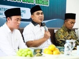 Wakil Gubernur Jawa Tengah Taj Yasin Maimoen bersama jajaran Kemenag Jateng saat menghadiri Halaqah Pesantren Aman, Nyaman, dan Ramah Anak di Pondok Pesantren Girikesumo, Demak, Jumat (12/12/2025). (Foto:Sam)