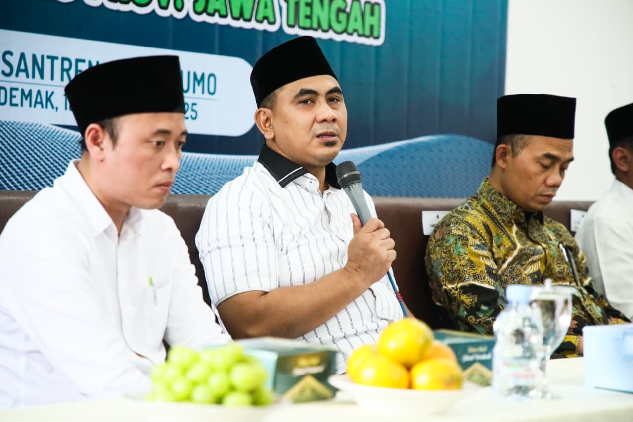 Taj Yasin Wakil Gubernur Jawa Tengah Taj Yasin Maimoen bersama jajaran Kemenag Jateng saat menghadiri Halaqah Pesantren Aman, Nyaman, dan Ramah Anak di Pondok Pesantren Girikesumo, Demak, Jumat (12/12/2025). (Foto:Sam)