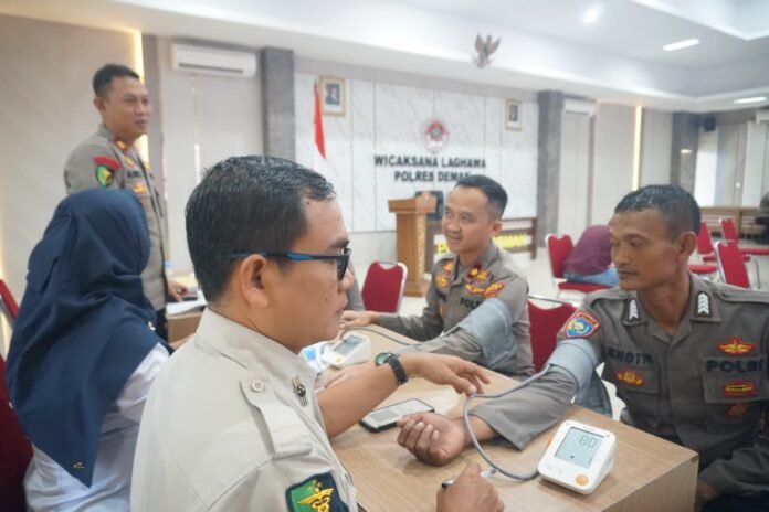 Personel Polres Demak mengikuti kegiatan donor darah sebagai bentuk bakti kemanusiaan dan persiapan menjelang Operasi Lilin Candi 2025 bertempat di Aula Wicaksana Laghawa, Senin (15/12/2025). (Foto:Sam)