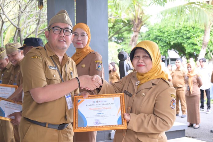 Pj Sekda Karanganyar Zulfikar Hadidh menyerahkan penghargaan kepada Inspektorat sebagai juara pertama Lomba Website antar OPD. (Foto : Diskominfo Karanganyar)