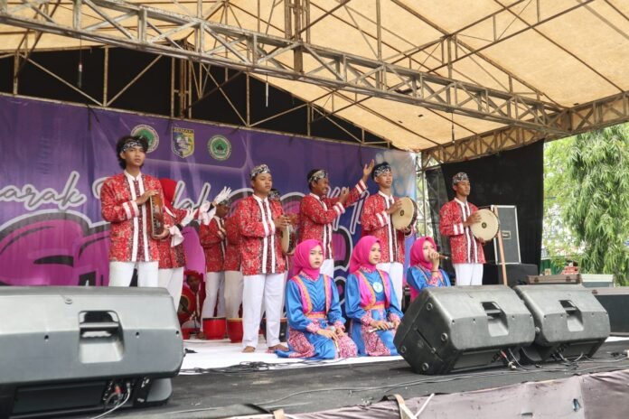 Sejumlah pemenang lomba berfoto bersama pimpinan kampus usai penyerahan trofi pada rangkaian Semarak Harlah ke-14 STAI Islamic Centre Demak, sebagai wujud apresiasi prestasi dan kebersamaan civitas akademika. (Foto:Sam)
