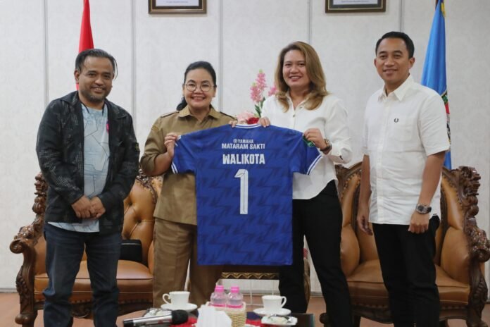 Wali Kota Semarang, Agustina Wilujeng melakukan audiensi di ruang rapat wali kota pada Senin (15/12) yang dihadiri CEO PSIS yang baru, Datu Nova Fatmawati beserta Komisaris Fariz Julinar Maurisal dan Ketua suporter Panser Biru, Wareng. (Foto : Dok Pemkot Semarang)