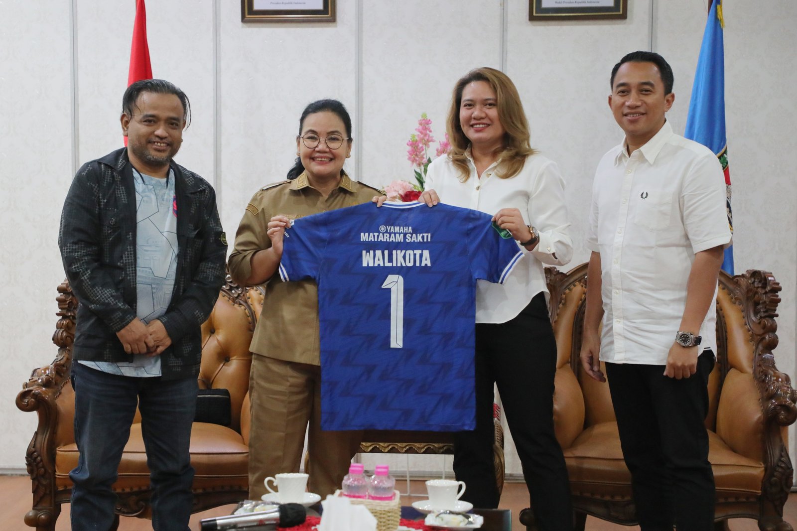 Agustina Wali Kota Semarang, Agustina Wilujeng melakukan audiensi di ruang rapat wali kota pada Senin (15/12) yang dihadiri CEO PSIS yang baru, Datu Nova Fatmawati beserta Komisaris Fariz Julinar Maurisal dan Ketua suporter Panser Biru, Wareng. (Foto : Dok Pemkot Semarang)