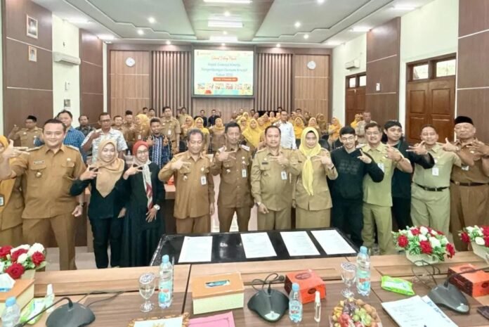 Sekretaris Daerah Kabupaten Demak bersama perwakilan OPD dan Komite Ekonomi Kreatif berfoto bersama usai Rapat Evaluasi Kinerja Pengembangan Ekonomi Kreatif Tahun 2025 di Gedung Grhadika Bina Praja. (Foto:Sam)