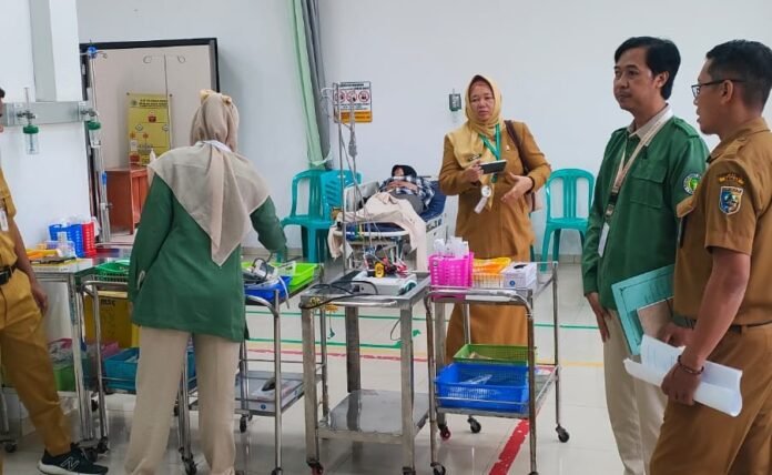 Tim Dinas Kesehatan Kabupaten Demak melakukan monitoring dan evaluasi alat kesehatan di salah satu rumah sakit rujukan guna memastikan tidak adanya penggunaan alat berbahan merkuri yang berbahaya bagi kesehatan dan lingkungan. (Foto:Sam)