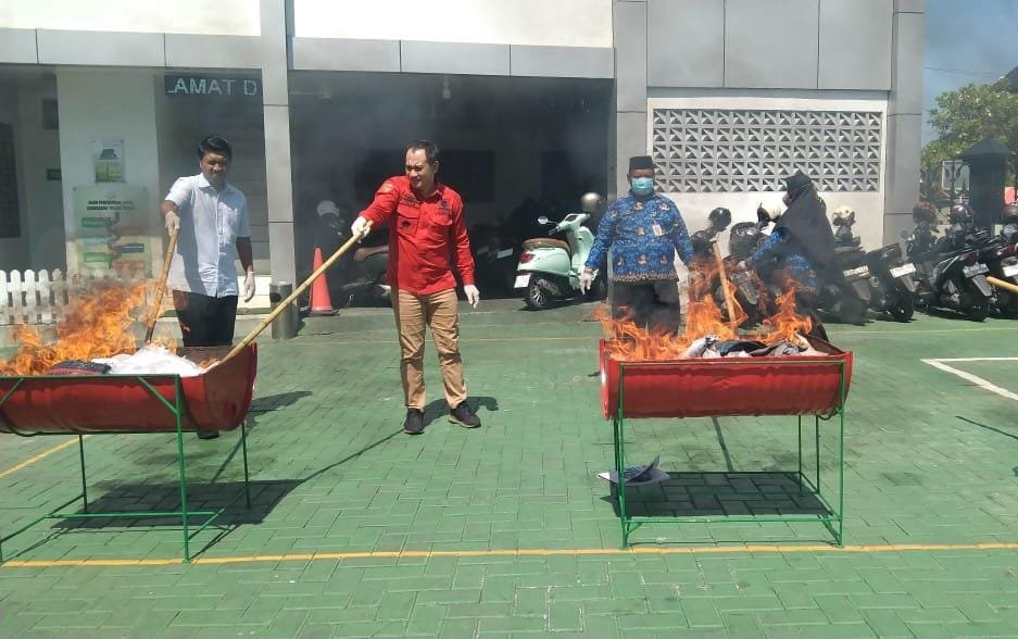 Kejari Demak Kejaksaan Negeri Demak bersama stakeholder terkait saat pemusnahan barang bukti 43 perkara yang telah berkekuatan hukum tetap di halaman Kejari Demak, Rabu (17/12/2025). (Foto:Sam)