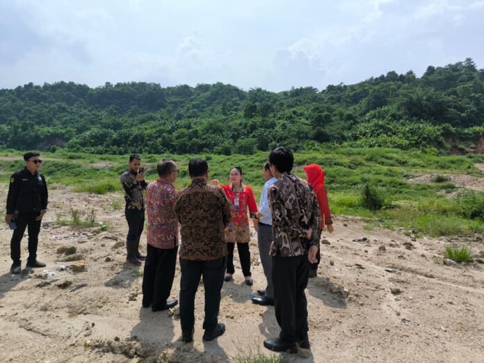 Wali Kota Semarang Agustina Wilujeng mendampingi Menteri Lingkungan Hidup, Hanif Faisol Nurofiq saat melakukan kunjungan ke TPA Jatibarang, pada Selasa (16/12/2025). (Foto : Dok Pemkot Semarang)