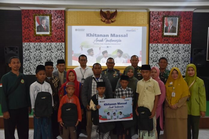 Puluhan anak mengikuti khitanan massal yang digelar Kodim 0716/Demak di Makodim Demak dalam rangka peringatan Hari Juang TNI AD Tahun 2025. (Foto:Sam)