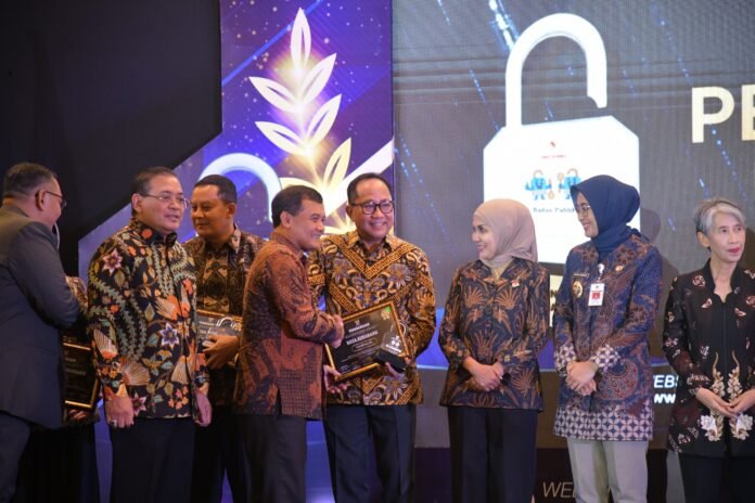 Kota Semarang berhasil meraih penghargaan Badan Publik Kabupaten/Kota Provinsi Jawa Tengah Kategori Informatif Tahun 2025 dalam ajang Malam Penganugerahan Keterbukaan Informasi Publik Tahun 2025 Provinsi Jawa Tengah, yang digelar Selasa (16/12) di Hotel Patra Semarang. (Foto : Dok Pemkot Semarang)